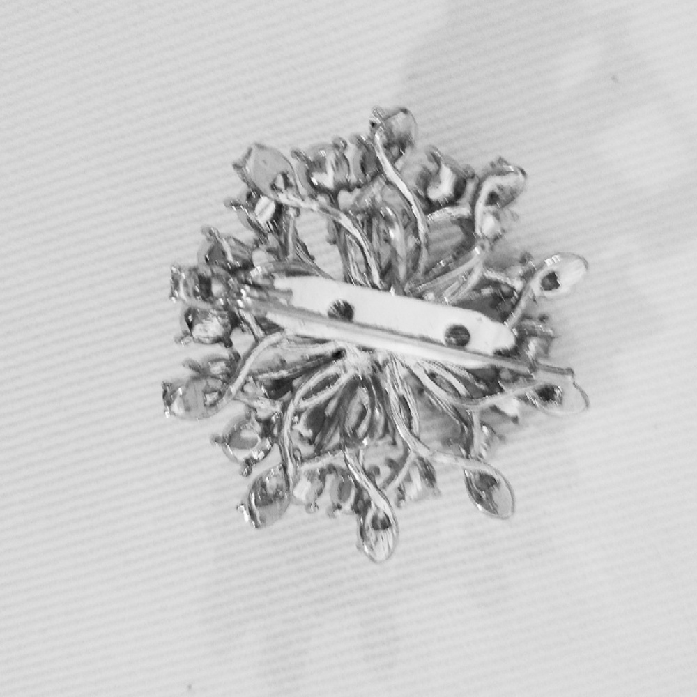 🍍Pretty Brooch - Picture 2 of 2